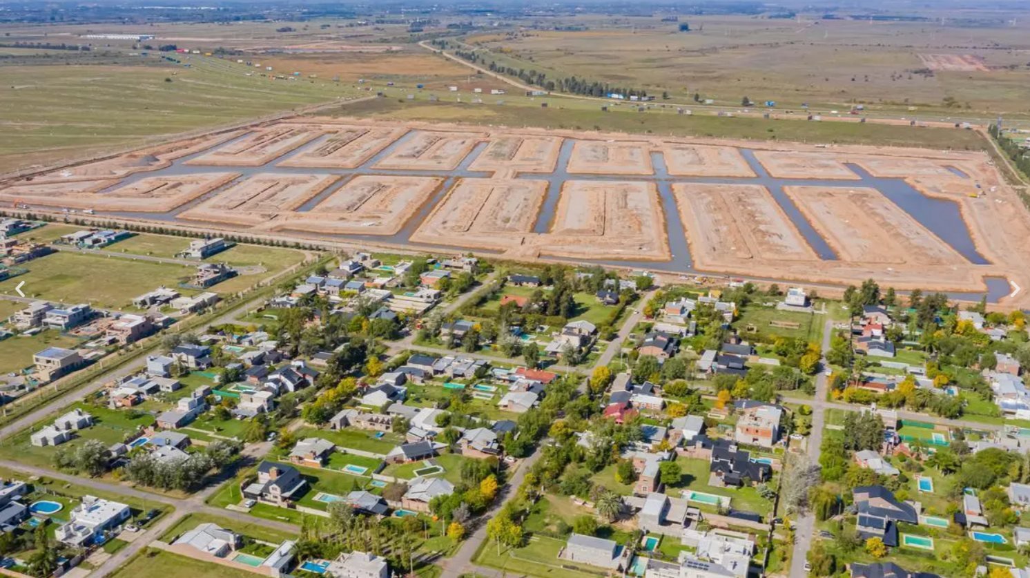 Lote en barrio privado con canales navegables