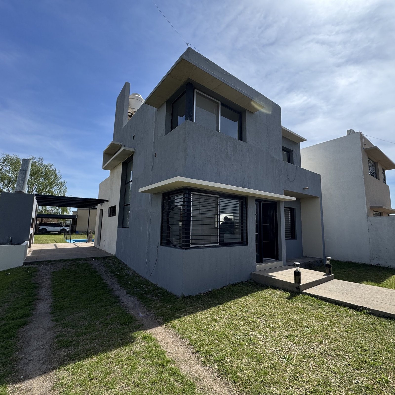 Casa 2 dormitorios con pileta y vista a la plaza